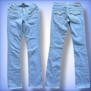 True Religion Jeans  - Ett par jätte fina lågmidjade grå True religion jeans, i ett jätte fint skick utan några defekter! Hör av dig om du har frågor☺️