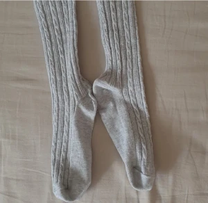 Barnstrumpbyxor  - Fin stickad ribbad strumpbyxor. Barn. Storlek 170. Grå. Varma. Mer för hösten. Supermjuka. Passar storlek 38 men trånga. Perfekt st 34 som vuxen. Xs till s. Endast provad. 50kr med frakt 