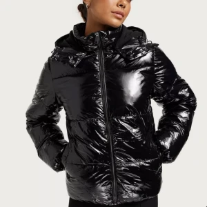 Vinterjacka - Vinterjacka/höstjacka från nelly! Använt en gång men hittade en annan vinterjacka som passa mig bättre. Helt som ny