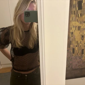 Mesh topp! - Säljer min mesh topp, funkar till fest men även vardags men rekommenderar ett linne under eller liknande om man inte vill att den ska vara så genomskinlig, skriv vid frågor 💕