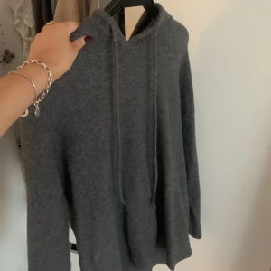 Stickad hoodie  - Softgoat liknande hoodie i mörkgrå! Skön och snygg! M men passar mig som brukar bära S. 