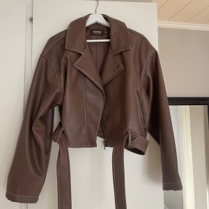 Brun skinnjacka - Brun skinnjacka från Bianca x Nelly.com, använd fåtal gånger