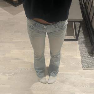 Ljusblå skitsnygga lågmidjade jeans. Köpt här på Plick men säljer då dom va lite för stora i midjan. Jag är cirka 170 och dom sitter bra i längden på mig.