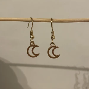 Måne örhängen - Guldiga måne örhängen som passar till allt!!🙌🏻🌙🌜