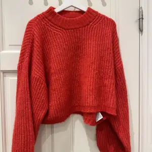 Superfin röd stickad tröja från ginatricot som inte säljs längre. Används tyvärr inte då den inte passar. Använd fåtal gånger. inga skador. Priset går att diskutera vid snabb affär😊 Nypris 599 kr 