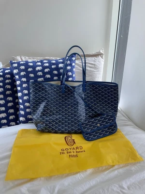 Blå Goyard väska - Goyard väska köpt på Sellpy. Ej säker om den är äkta eller inte, men jag köpte den för 1100kr. Fick hem den förra veckan och använde en gång, men det var inte riktigt min färg. Därav säljer jag den❤️
