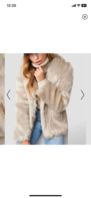 Pälsjacka - Faux fur jacka från NAKD. Såldes på hemsidan för 1099kr och är använd under ca 1 månad, är därför i toppenskick<3. Skriv om du har frågor! 