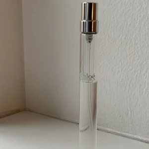 Chloé eau de parfum - Hej! Säljer min travelsize parfym från chloé. Ca 7 av 10 ml kvar. 