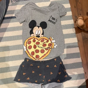 Disney pyjamas  - Supergullig pyjamas med Musse pigg motiv. Perfekt till sommaren då den är rätt så tunn! Funkar som xxs eller som liten xs 