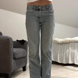Säljer mina älskade zarajeans💕 endast använda ett fåtal gånger💕 valde att köpa jeansen i en storlek större då jag vanligtvis är en 36a då jag önskade en mer oversized fit, så ha de i åtanke💕💕
