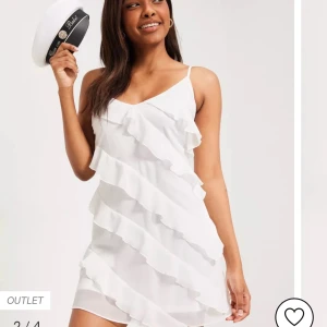 SÖKER!!! - Hej jag söker denna klänningen från Nelly i storlek 36 eller 38