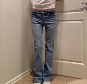 Levi’s low waist bootcut - Säljer mina lågmidjade bootcut jeans från Levi’s. Model 715 bootcut som inte säljs längre. Strl 28 men passar mig som brukar ha 26☺️ Jag är 170 lång. Läder märket har färgat av sig lite runt om men annars är de i väldigt bra skick!
