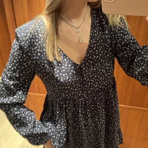 Blommig klänning - Blommig klänning från pull&bear i storlek M.