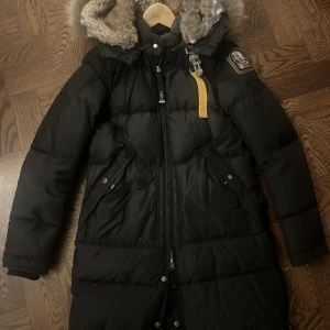 Parajumper jacka - Jag säljer en parajumper long bear jacka för att den inte längre kommer till användning. Den är använd ett fåtal gånger och är i nyskick. NYPRIS: 10 500kr, jag säljer den för 2800kr