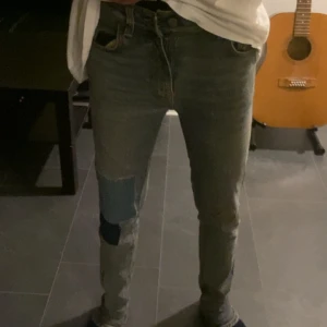Cool skinny jeans med patchwork - Har använt de ganska ofta som ni ser på de cirklarna på högra knät som har lossnat lite. Finns en också där bak. 