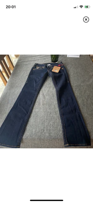 lågmidjade true religon jeans - Säljer dessa lågmidjade true religon jeans då de tyvärr är för små. De är bootcut, hör bara av er vid frågor eller om ni vill få fler bilder💗
