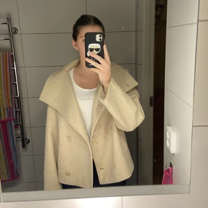 NAKD kappa - Säljer min kappa från nakd då den inte kommer till användning. Köpt förra vintern och använd 3 månader. Den är i fint skick men lite nopprig som alla kappor blir!💗 