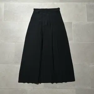 Plisserad maxi kjol från Martins SS97 kollektion. Kjolen är ”halv”, se bild 3 för en bättre bild av hur den ser ut på. Kjolen har bara använts vid tre tillfällen, är därmed i princip i nyskick.