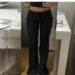 Lågmidjade kostymbyxor  - Jättefina lågmidjade kostymbyxor från bikbok som jag säljer då de inte kommer till användning, de är bara använda ett fåtal gånger. Lånade bilder men de är precis likadana som jag har❗️