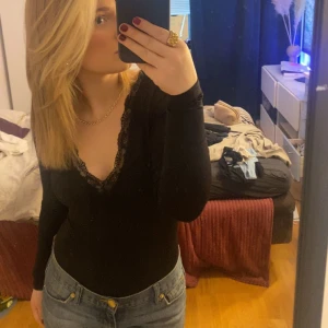 Svart tröja  - En svart tröja från hm köpt i somras använd max 5 gånger i jätte fint skick, passar xs-m💓