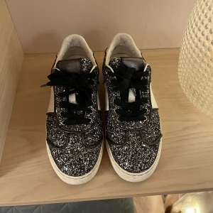 Valentino skor  - Säljer mina älskade valentinos då jag haft dom ett tag✨De är sparsamt använda. Lite slitning av sulan och saknas en spik på varje sko, Men inget man tänker på alls! Stl 35 men perfekt på mig som har 36. Kan gå ner i pris vid snabb affär.Kan mötas upp💕