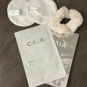 Sminkpaket  - 2 sheetsmask, 1 scrunchie, 2 stora pads. Produkterna är aldrig använda.