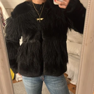 Pälsjacka - Jättesnygg svart pälsjacka!!💞💞😍😍