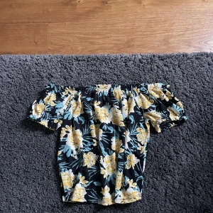 Off shoulder topp - Off shoulder topp med blommigt mönster, knappt använd