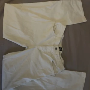 Vita jeans - Jättefina vita jeans jag slutat andvända, de är ganska lågmidjade och är ascoola bak🥰🥰