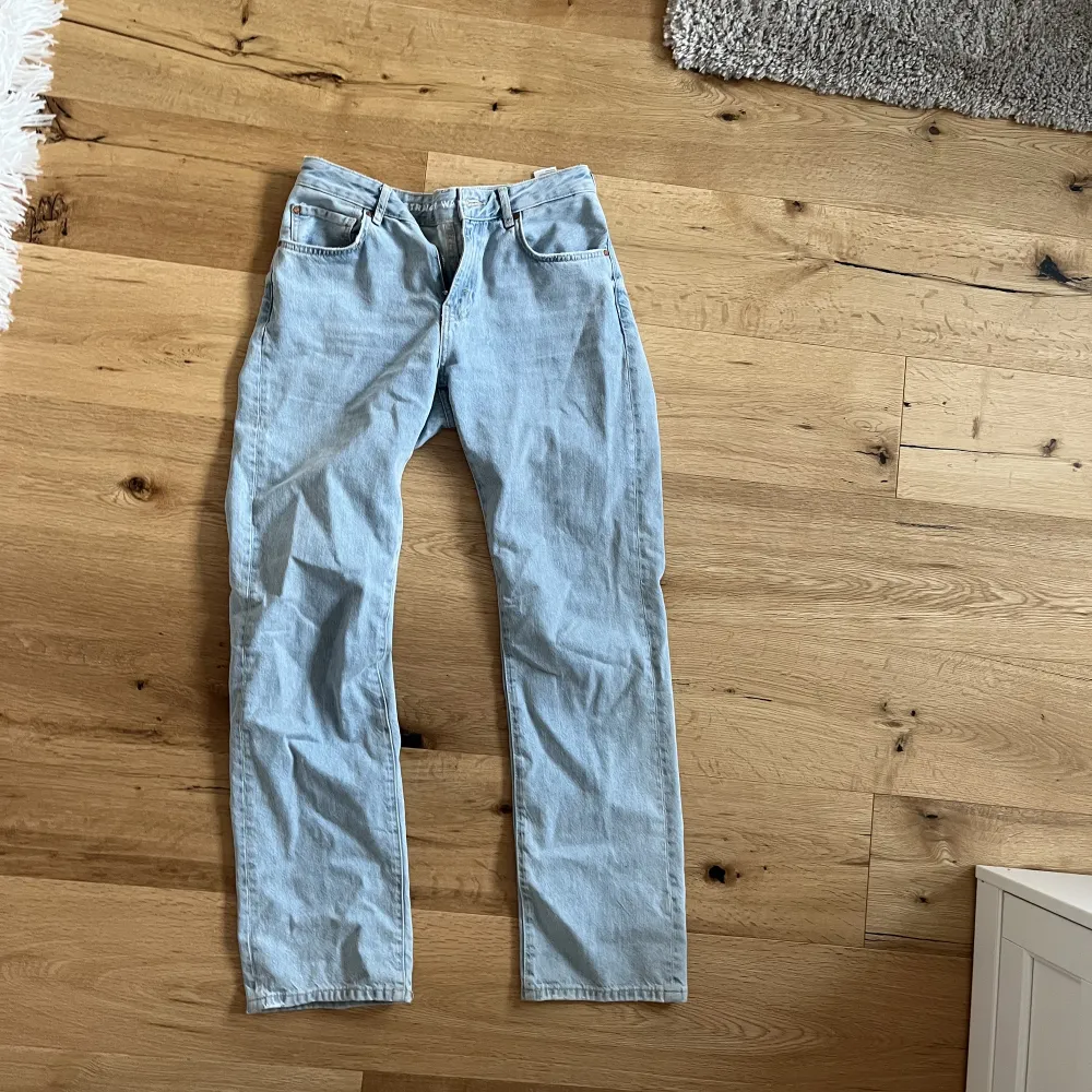 Lågmidjade ljusblå i jeans från BikBok i storlek 28/34, så S i storleken. Nypris: 799kr (säljarpris kan diskuteras). Jeans & Byxor.