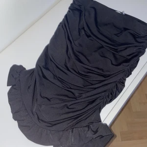 Svart kjol  - Säljer min kjol då den aldrig använts. Den är från Hanna schönbergs kollektion med nakd. 