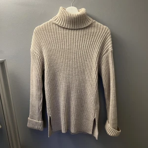 Polo tröja - Säljer denna beige polo tröjan från nakd! Den ör i storlek xs men passar mig som är en S! Jag fraktar endast hör av er om ni har frågor❤️