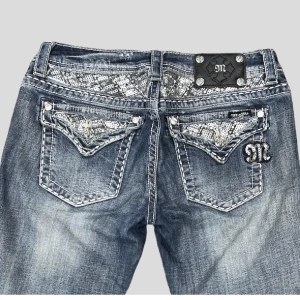 Miss me jeans - Säljer mina sjukt snygga miss me jeans, syns knappt att dom är använda. Säljer mina för 900 då priset kan sänkas vid snabb affär! Bär storlek 38 i byxor och dessa sitter perfekt! Skriv för fler bilder! Midja tvärsöver 43 cm, innerbenslängd 90 cm 💕 