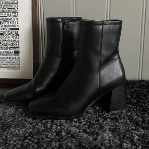 Boots med klack - Helt nya boots med klack, endast provade🖤