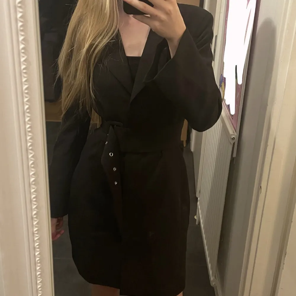 Säljer denna fina kavajklänning, köpt från nelly. Men jag har aldrig använt den, så är som ny. Storlek 34, passar olika storlekar egentligen. Skriv privat för fler frågor eller bilder💕💕. Mekot.