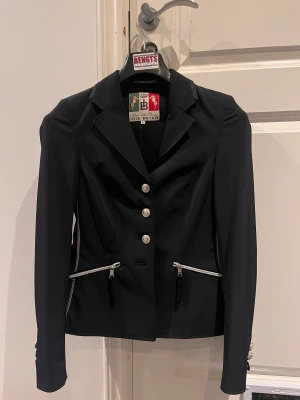 Iris Bayer Kavaj  - Helt ny, aldrig använd säljs för att den inte passar!