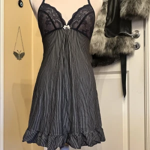 negligé  - söt klänning/neglige, randig och har spets detaljer 