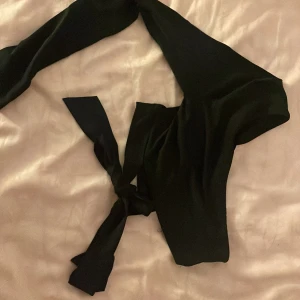 Svart tröja  - Svart tröja med knytband på ryggen, i bra skick, från shein