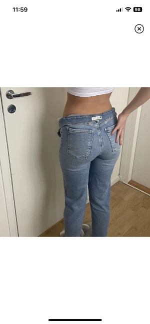 Jeans - Dessa fina jeansen är i storlek 34 och är bra skick. De är ifrån Gina Tricot och i stilen momjeans. Priset går att diskutera och köparen står för frakten. 💞