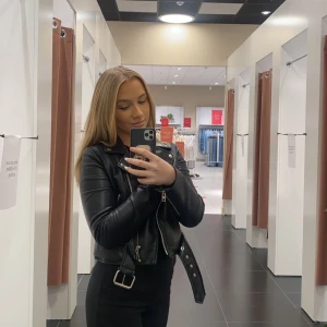 Skinnjacka  - Skinnjacka från zara i stl xs, använd ett par gånger men fortfarande i bra skick💕