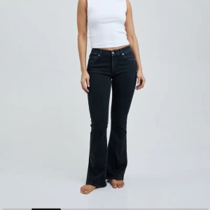 Low waist boot cut - Säljer dessa helt oanvända jeansen från Bik bok,säljer pga köpte fel längd,hann inte skicka tillbaka dom därför jag säljer💗 storlek S/31 