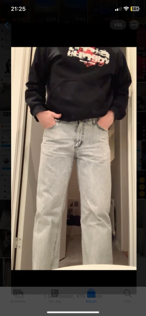 Grå Jeans - Woodbird Leroy i Ash Grey färg storlek 31/32 men funkar för dig med 32/32 i stl,   Inköpta för 2 veckor sedan och endast användt dem 1 gång  Nypris-1099kr