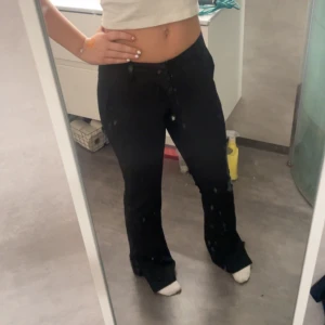 lågmidjade Kostymbyxor  - Jag säljer nu mina lågmidjade kostymbyxor i Stolek 36 då dom är för småa.dom är aldrig andvända pågrund av att dom också är för långa för mig.dom har en även en jätte fin slits nere vid fötterna. skriv för mer info💕💕