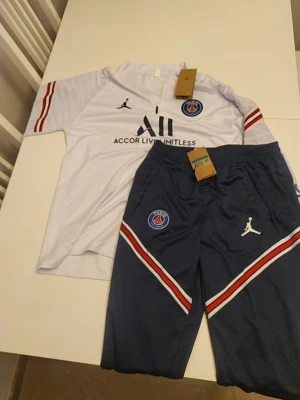 PSG Tracksuit - Helt nya psg tracksuit dom är oanvänt provat bara några gånger. Säljer det för att köpte nya svarta istället.