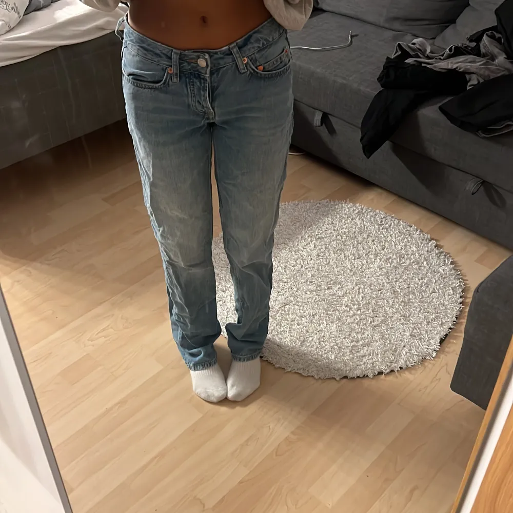 Säljer dessa lågmidjade jeans från Lager 157 vet ej riktigt vilken storlek det är men såhär sitter dom på mig som är 160 cm! . Jeans & Byxor.