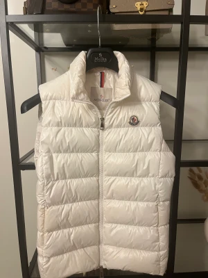 Moncler väst  - Vit monclerväst i modellen ghany down gilet, inga skador, kemtvättad. Äkthetsbevis finns och kan skicka mer bilder i dm