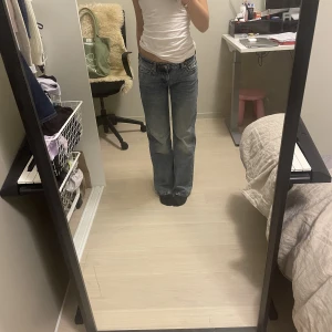 Weekday low arrow jeans - Lågmidjade straight jeans från Weekday, köpta förra året men inte använda❤️❤️