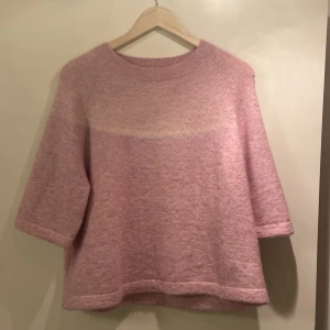 Stickad tshirt från & other stories  - Jättejätte söt o fin tröja från &othet stories ! Den är använd 1 gång pgr av att färgen inte riktigt passar mig men den är jätte fin och helt som ny 👌