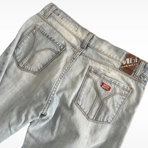 Jeans  - Lågmidjade miss sixty jeans som tyvärr är lite för långa på mig som är 160🤍 bra skick och väldigt fin passform, dock så finns det en liten defekt över högra fickan som syns på sista bilden! Skriv för fler frågor :)🫶🏻