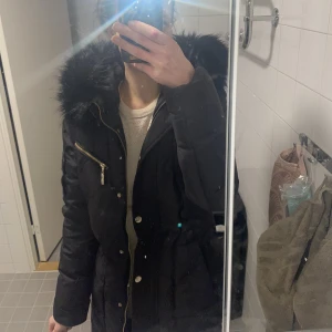 Hollies Les Arcs - Les arcs jacka med svart fakepäls som går att ta av. Jättevarm jacka perfekt till vintern. Storlek 40 lite liten i storleken, skriv för fler bilder!! 